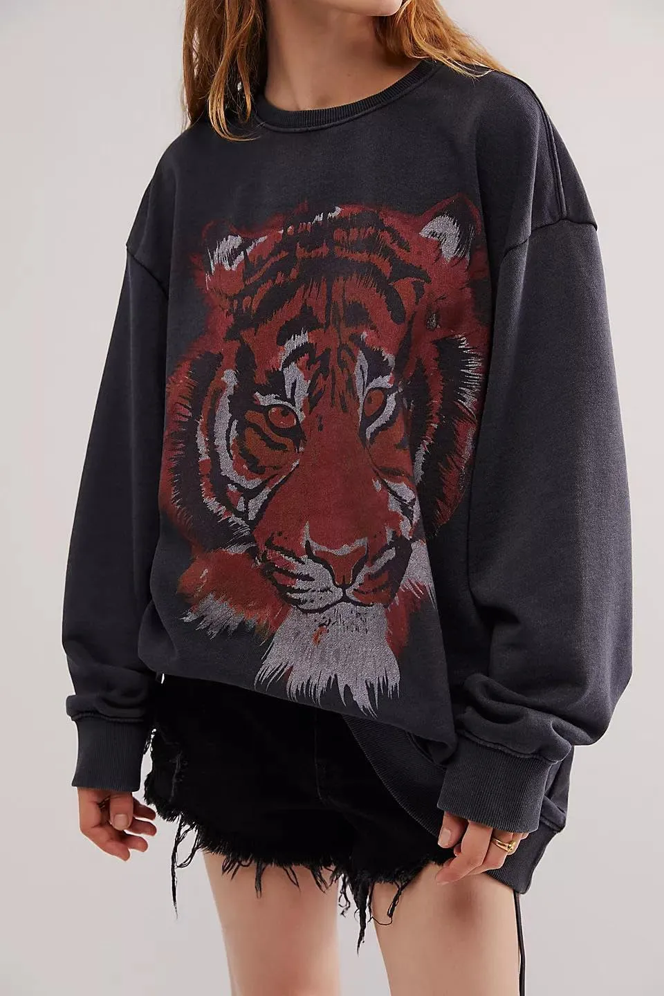 Bocymolay Women Tiger Print Sweatshirts Graphic Oversized Crewneck Pullover Tops Long Sleeve Fall Winter Shirts